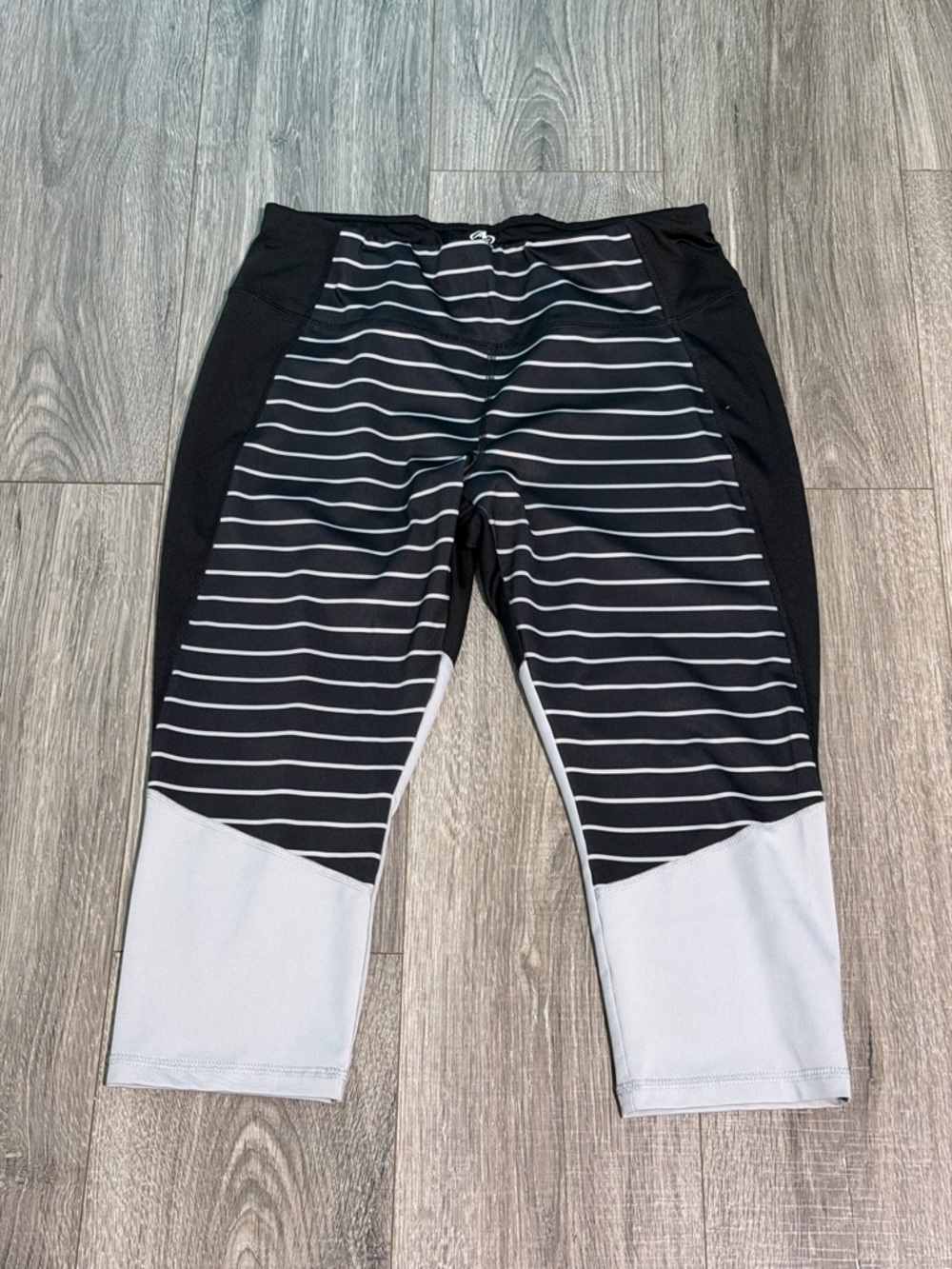 Athletic Works Black & Grey Capri Leggings